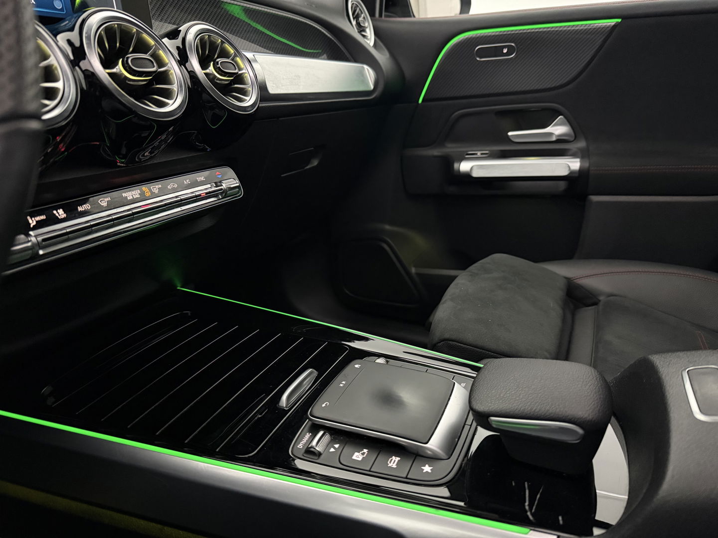 Mercedes-Benz GLB 200 Business AMG | Pano | Sfeer | Camera | Carplay | Virtual | Trekhaak | Cruise | NAP