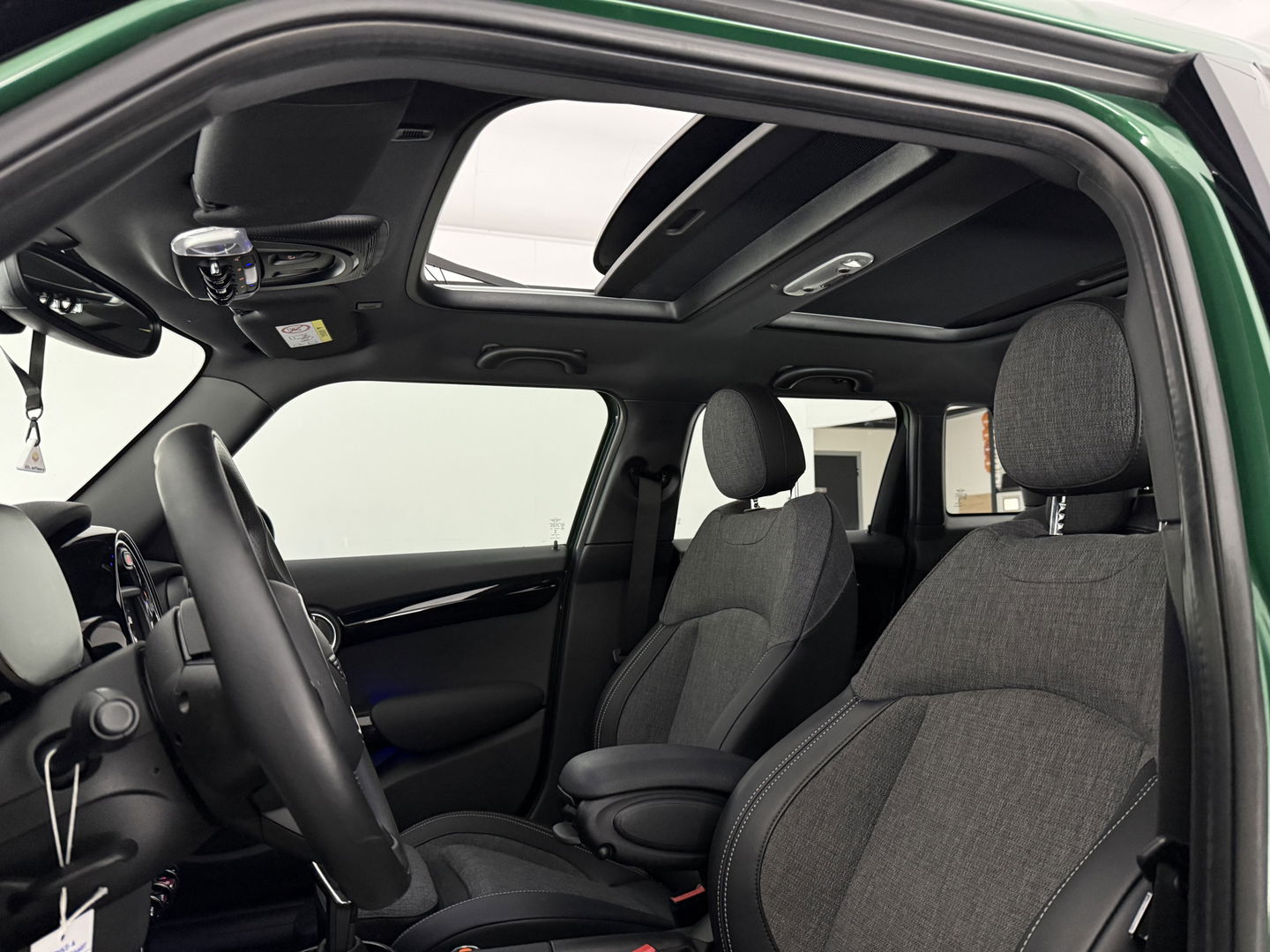 MINI Cooper 1.5 Cooper JCW | Pano | Virtual | Sfeer | Carplay | Cruise | Stoelverw. | Navi | Parkeersens.