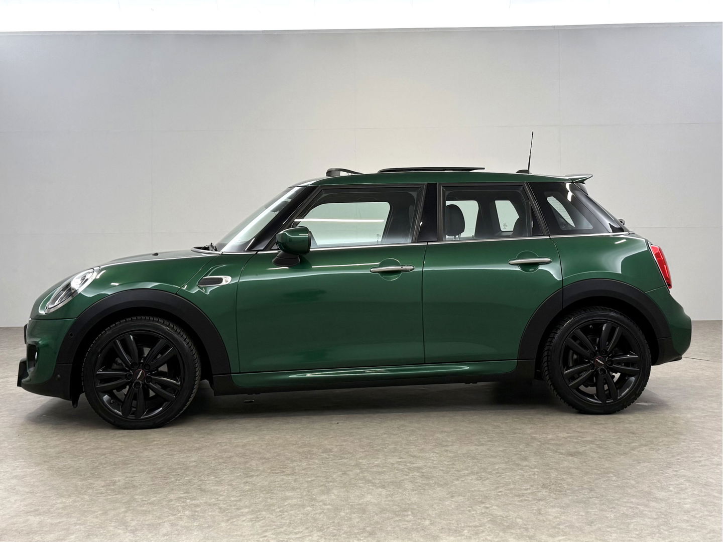 MINI Cooper 1.5 Cooper JCW | Pano | Virtual | Sfeer | Carplay | Cruise | Stoelverw. | Navi | Parkeersens.