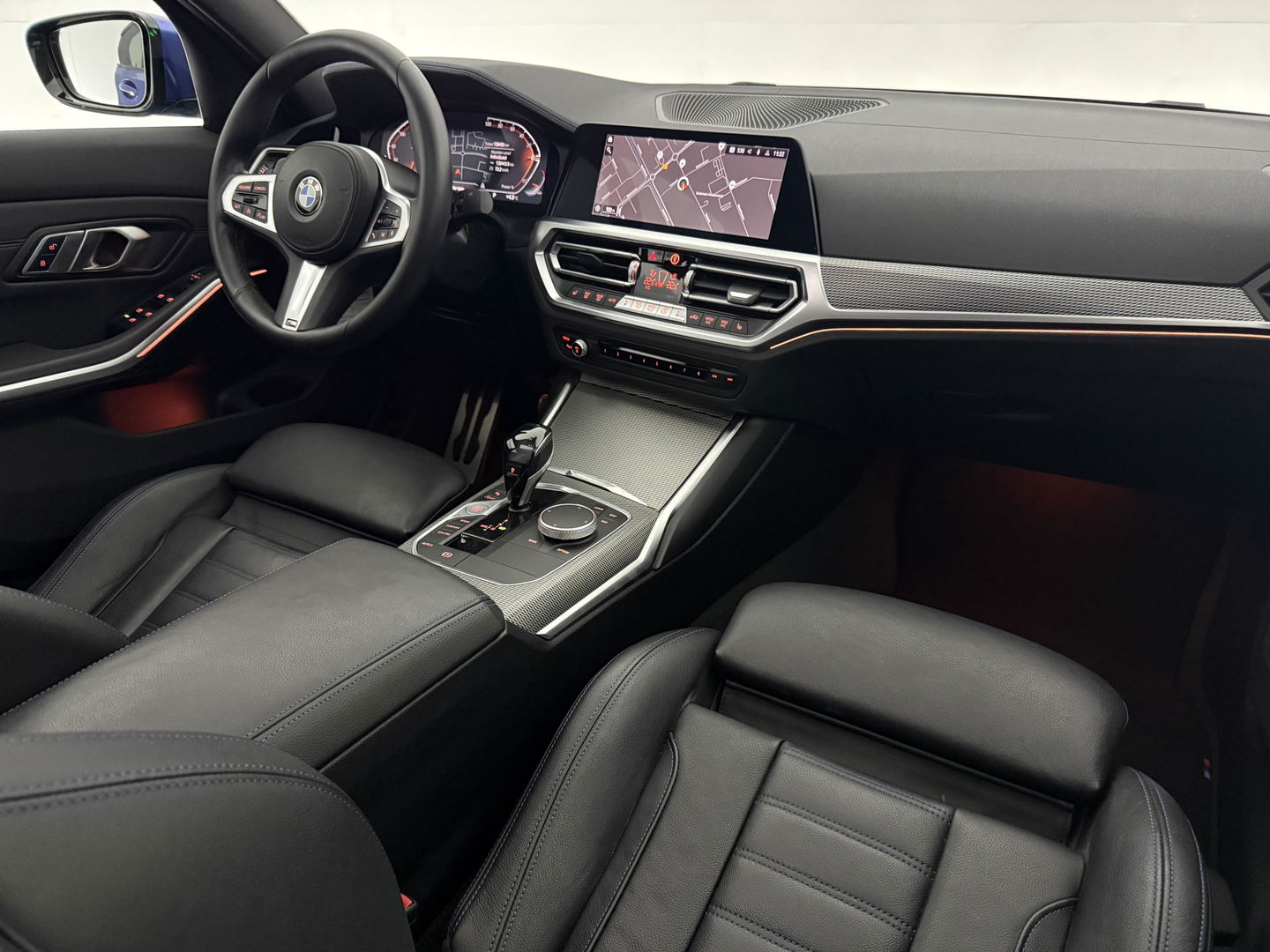 BMW 3 Serie 318i High Executive M-Sport | Pano | Virtual | Sfeer | Camera | HuD | Carplay | Stoelverw.