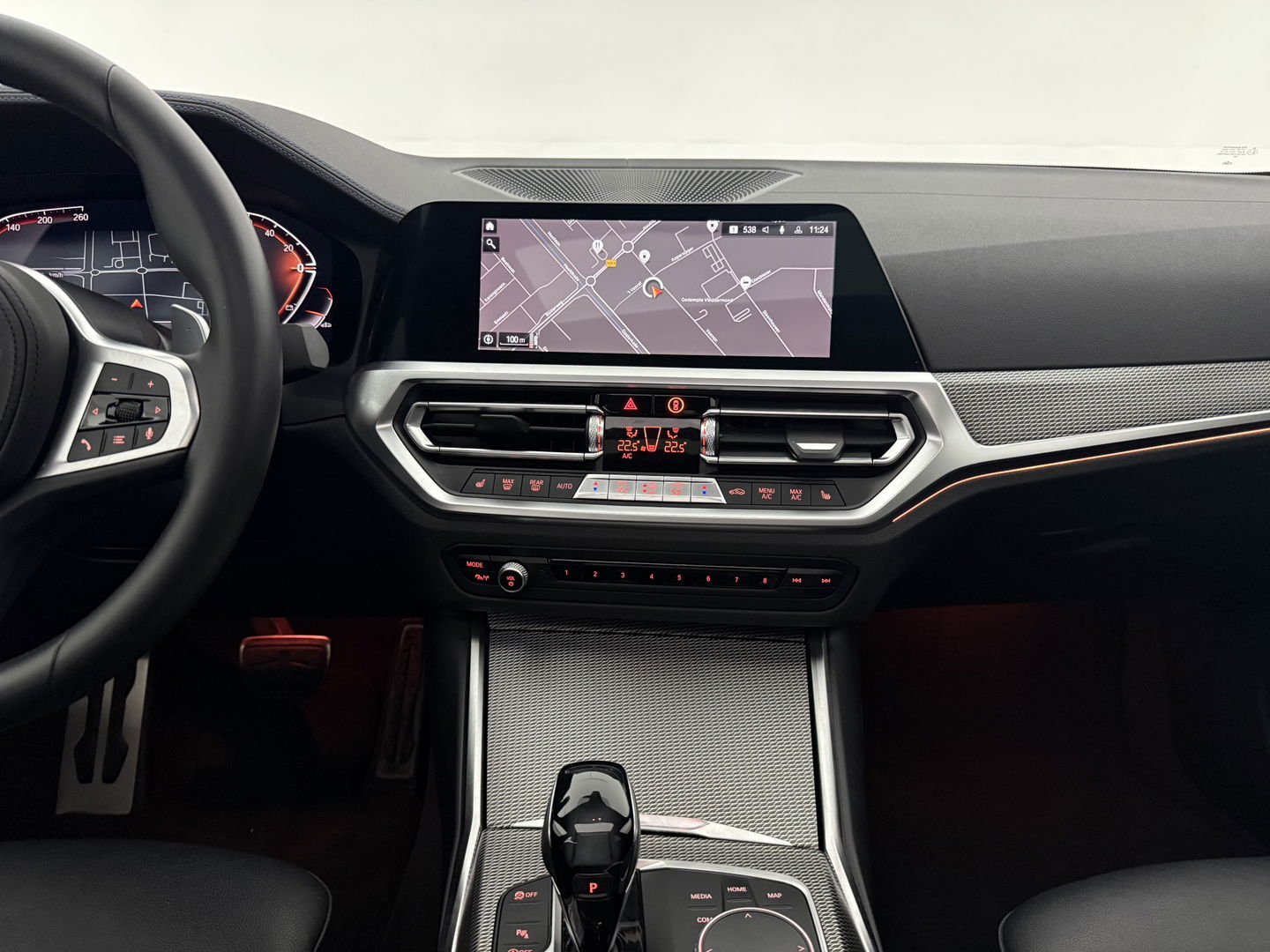 BMW 3 Serie 318i High Executive M-Sport | Pano | Virtual | Sfeer | Camera | HuD | Carplay | Stoelverw.