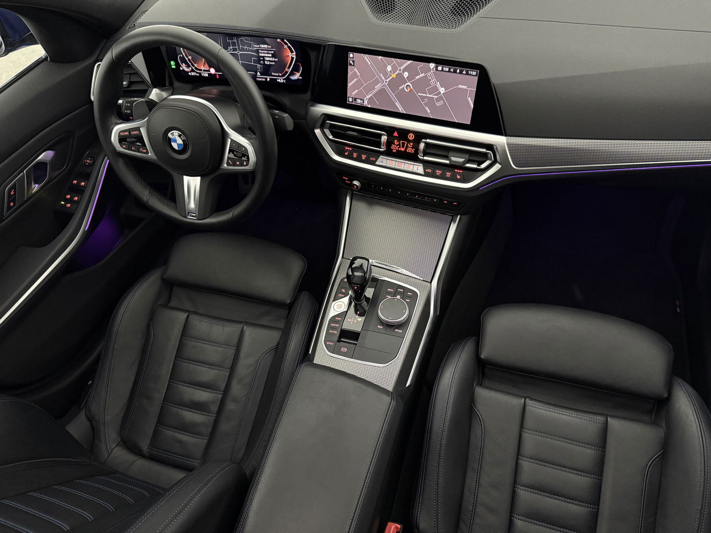 BMW 3 Serie 318i High Executive M-Sport | Pano | Virtual | Sfeer | Camera | HuD | Carplay | Stoelverw.
