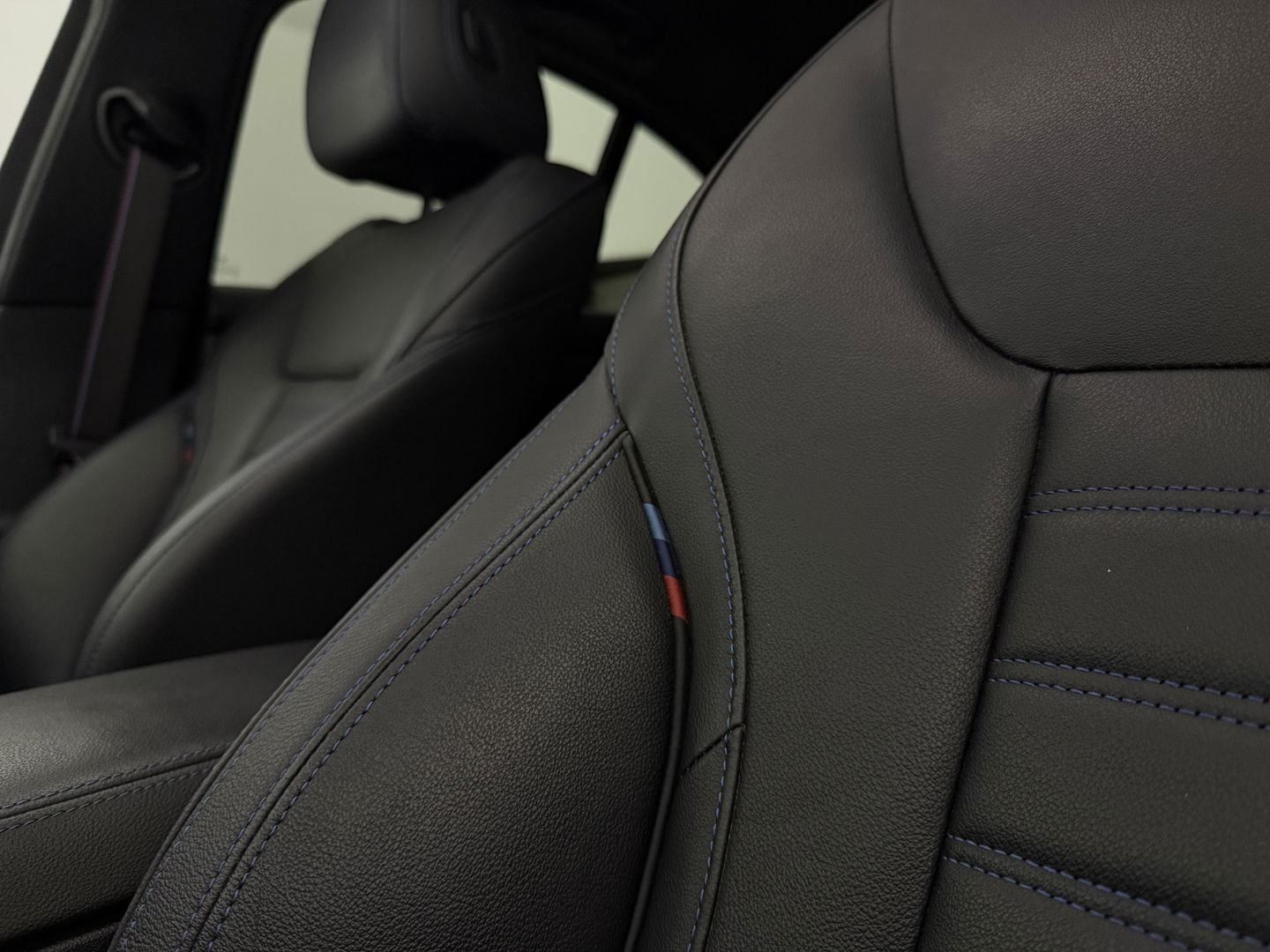 BMW 3 Serie 318i High Executive M-Sport | Pano | Virtual | Sfeer | Camera | HuD | Carplay | Stoelverw.