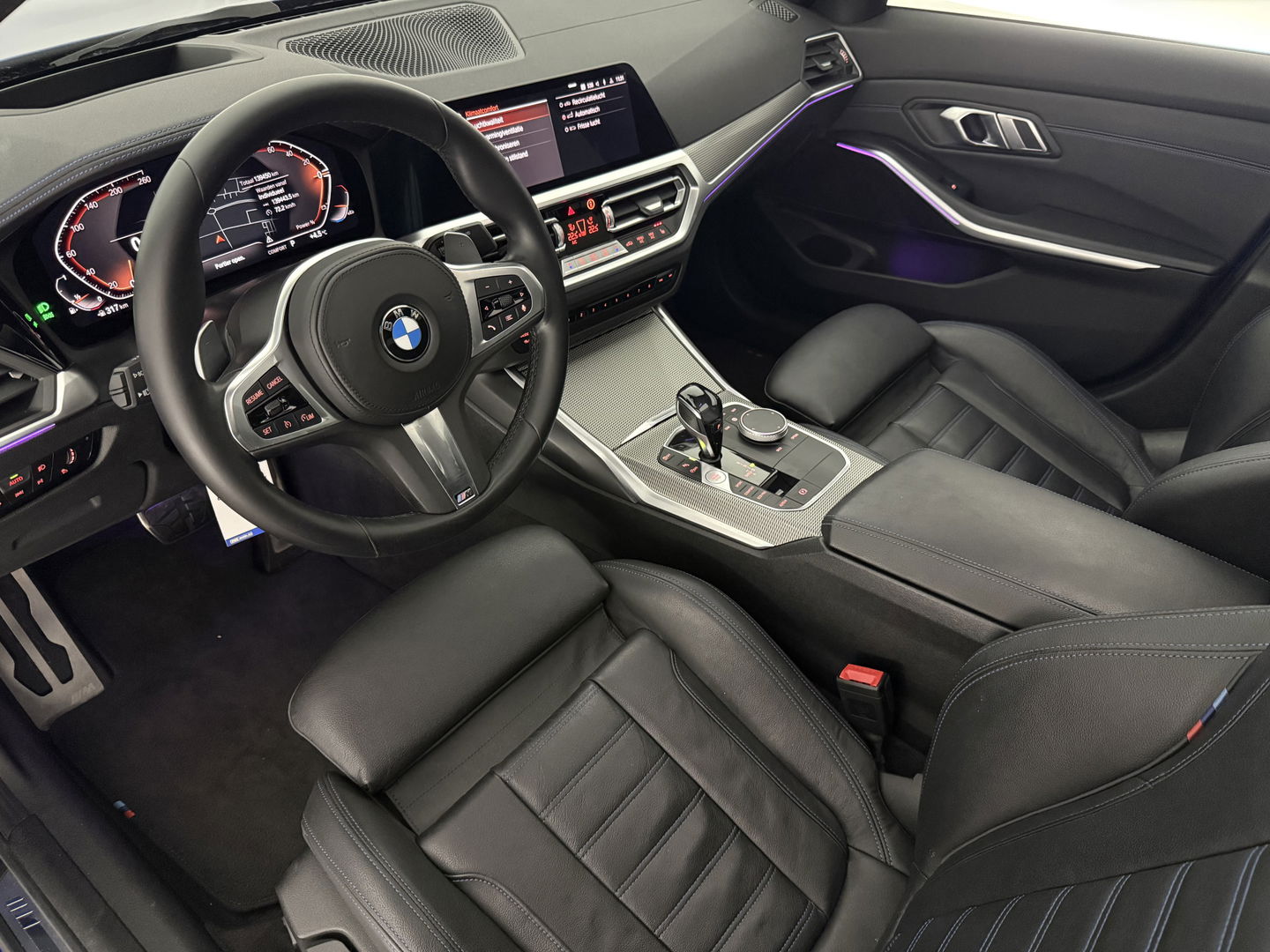 BMW 3 Serie 318i High Executive M-Sport | Pano | Virtual | Sfeer | Camera | HuD | Carplay | Stoelverw.