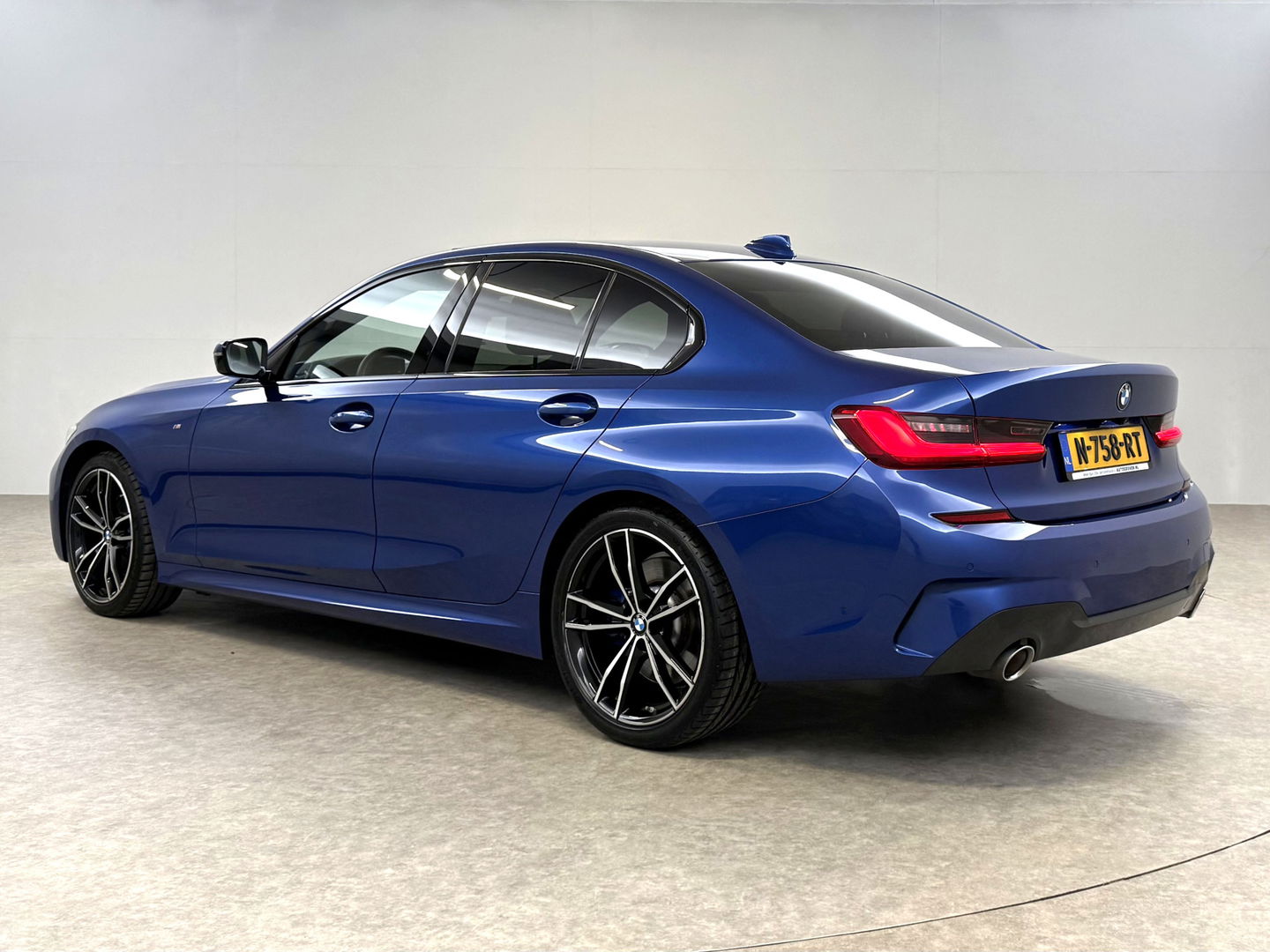 BMW 3 Serie 318i High Executive M-Sport | Pano | Virtual | Sfeer | Camera | HuD | Carplay | Stoelverw.
