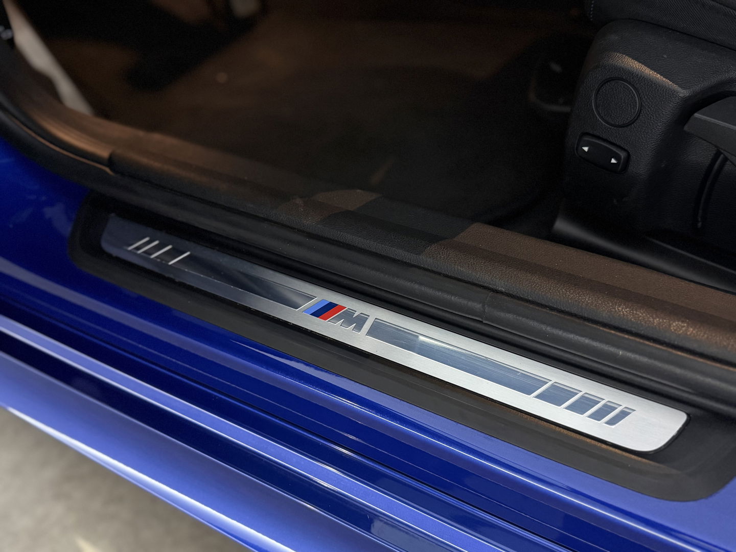 BMW 3 Serie 318i High Executive M-Sport | Pano | Virtual | Sfeer | Camera | HuD | Carplay | Stoelverw.