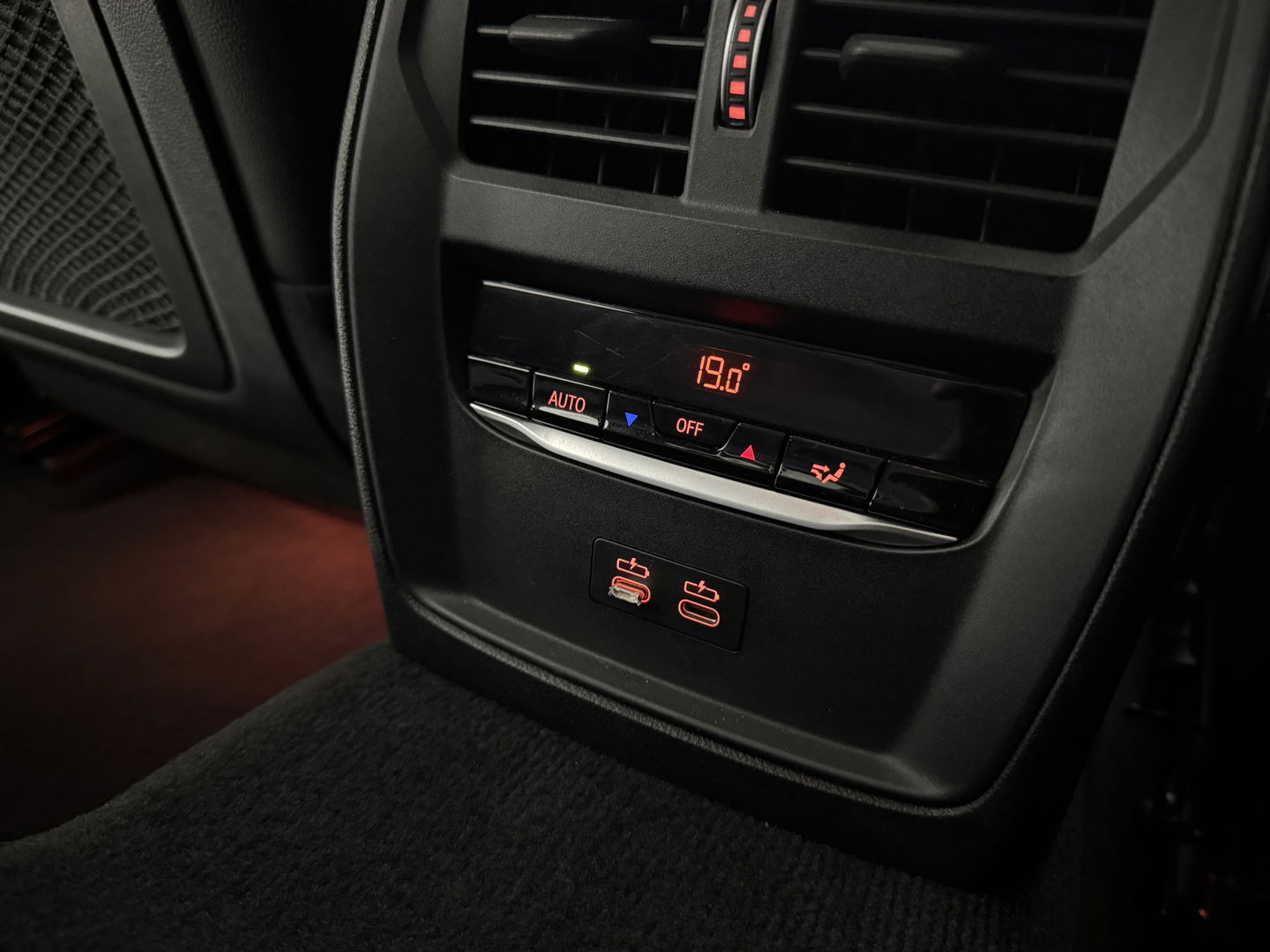 BMW 3 Serie 318i High Executive M-Sport | Pano | Virtual | Sfeer | Camera | HuD | Carplay | Stoelverw.