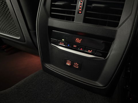 BMW 3 Serie 318i High Executive M-Sport | Pano | Virtual | Sfeer | Camera | HuD | Carplay | Stoelverw.