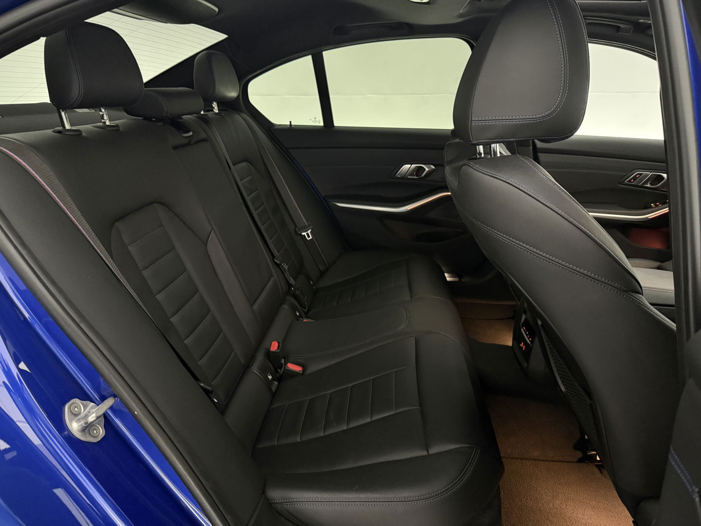 BMW 3 Serie 318i High Executive M-Sport | Pano | Virtual | Sfeer | Camera | HuD | Carplay | Stoelverw.