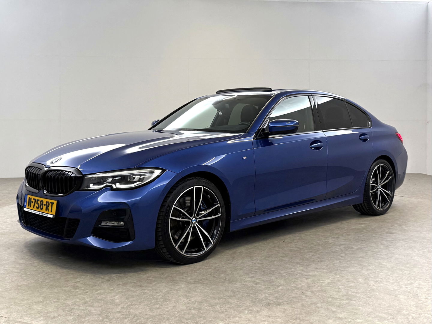 BMW 3 Serie 318i High Executive M-Sport | Pano | Virtual | Sfeer | Camera | HuD | Carplay | Stoelverw.