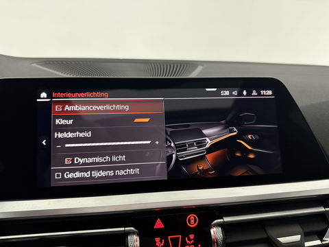 BMW 3 Serie 318i High Executive M-Sport | Pano | Virtual | Sfeer | Camera | HuD | Carplay | Stoelverw.