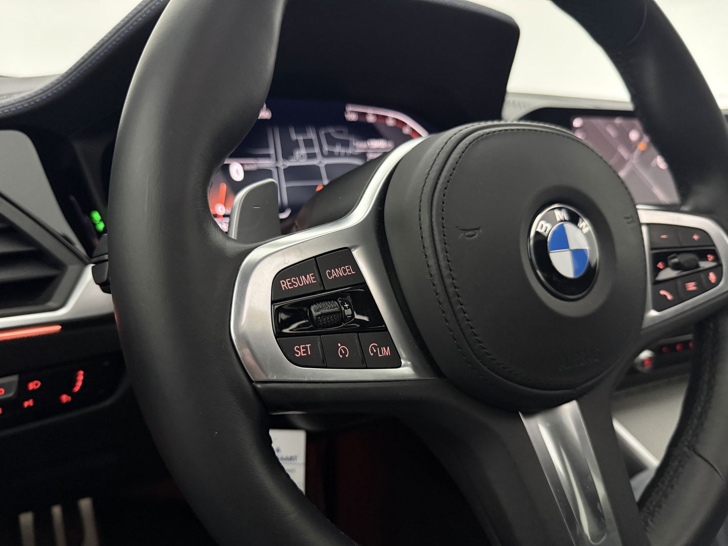 BMW 3 Serie 318i High Executive M-Sport | Pano | Virtual | Sfeer | Camera | HuD | Carplay | Stoelverw.