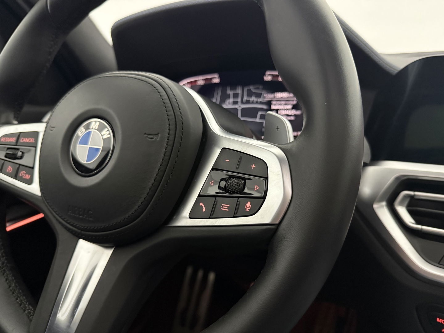 BMW 3 Serie 318i High Executive M-Sport | Pano | Virtual | Sfeer | Camera | HuD | Carplay | Stoelverw.