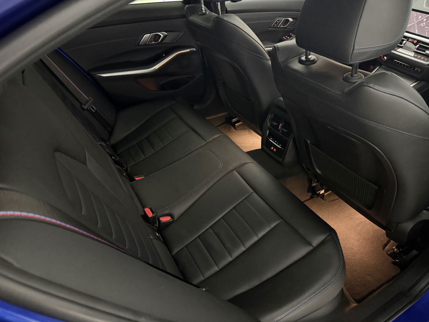 BMW 3 Serie 318i High Executive M-Sport | Pano | Virtual | Sfeer | Camera | HuD | Carplay | Stoelverw.