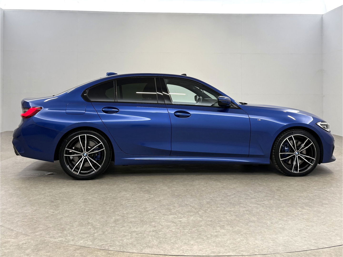 BMW 3 Serie 318i High Executive M-Sport | Pano | Virtual | Sfeer | Camera | HuD | Carplay | Stoelverw.