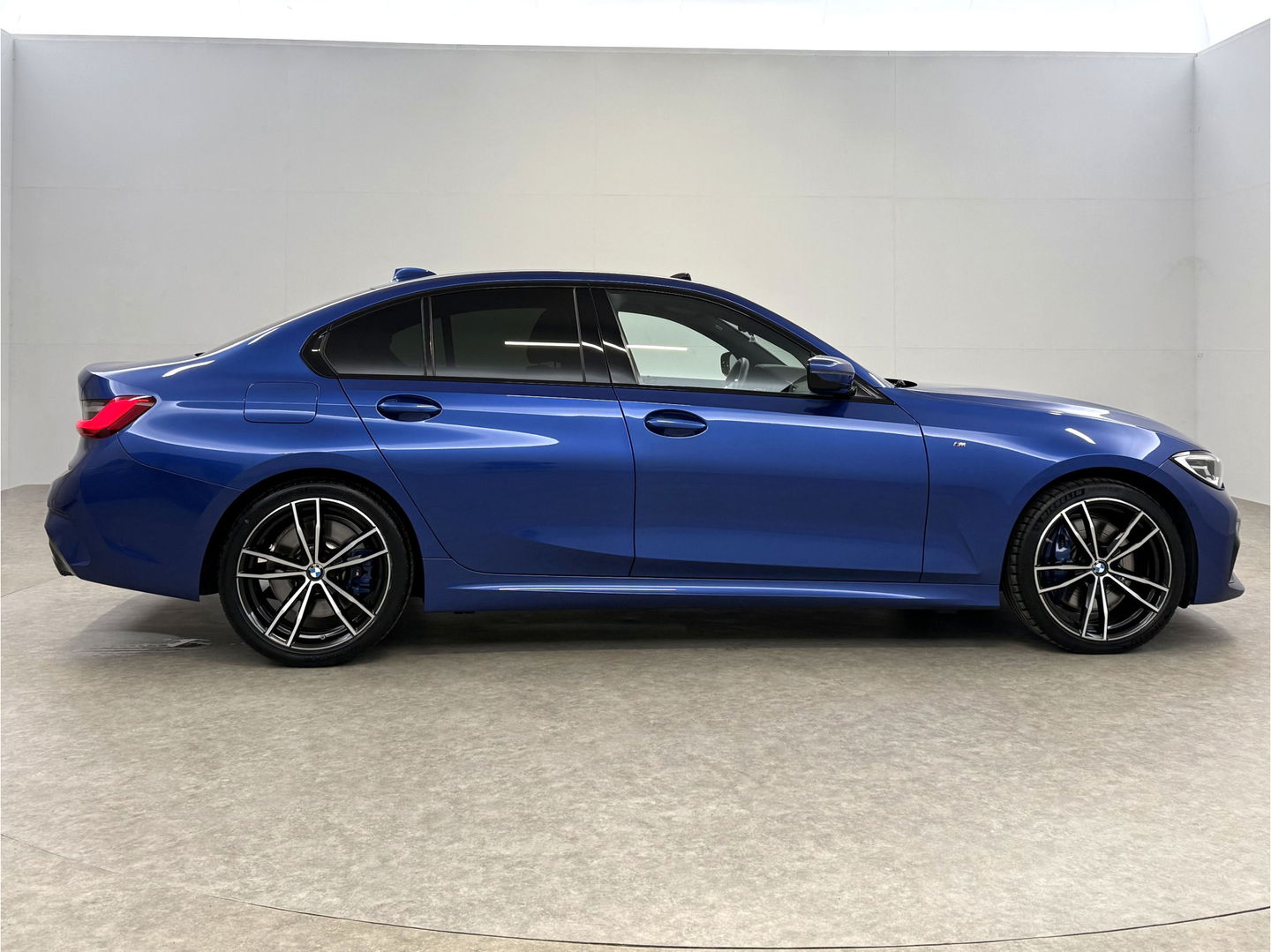 BMW 3 Serie 318i High Executive M-Sport | Pano | Virtual | Sfeer | Camera | HuD | Carplay | Stoelverw.