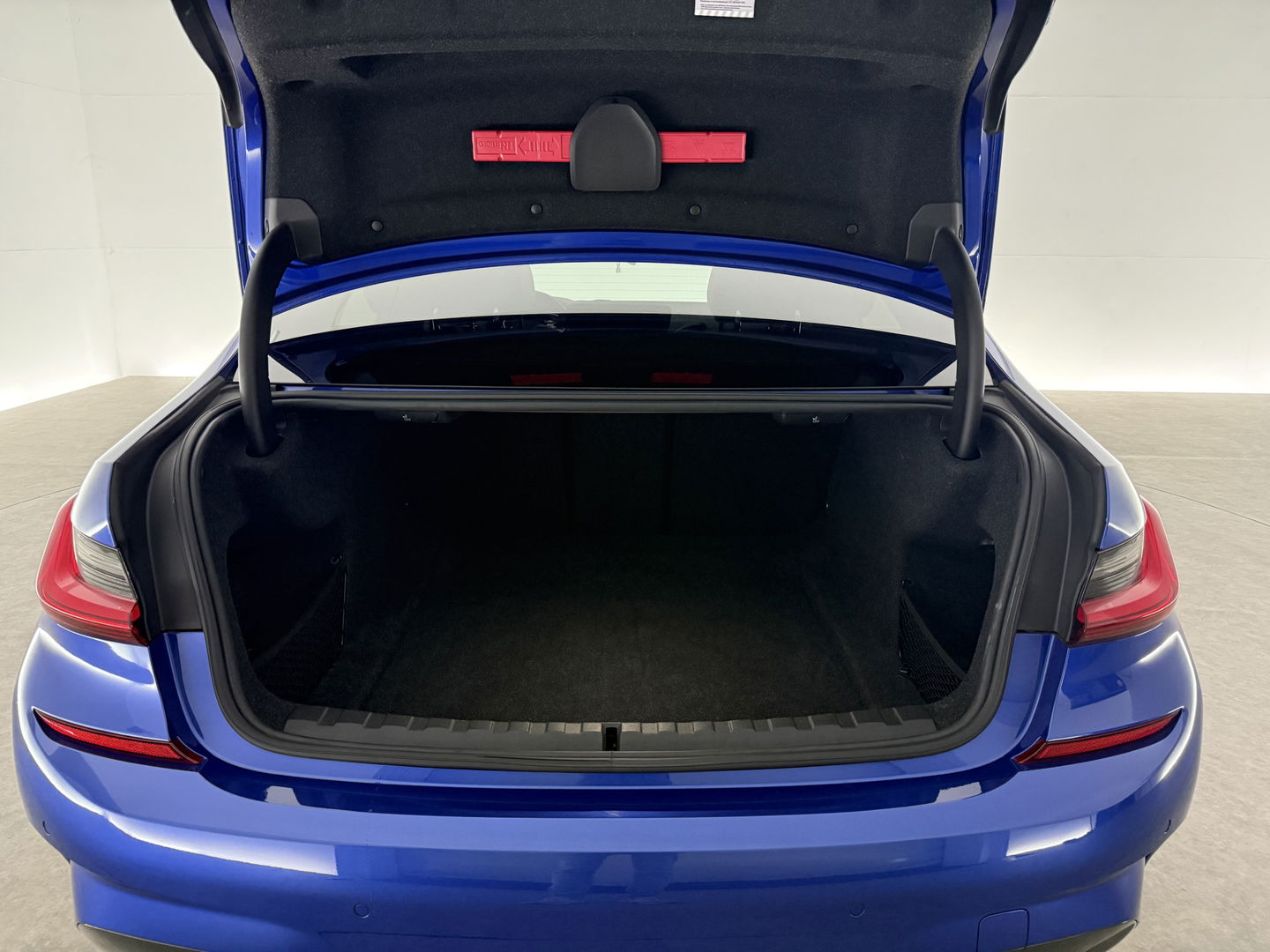 BMW 3 Serie 318i High Executive M-Sport | Pano | Virtual | Sfeer | Camera | HuD | Carplay | Stoelverw.