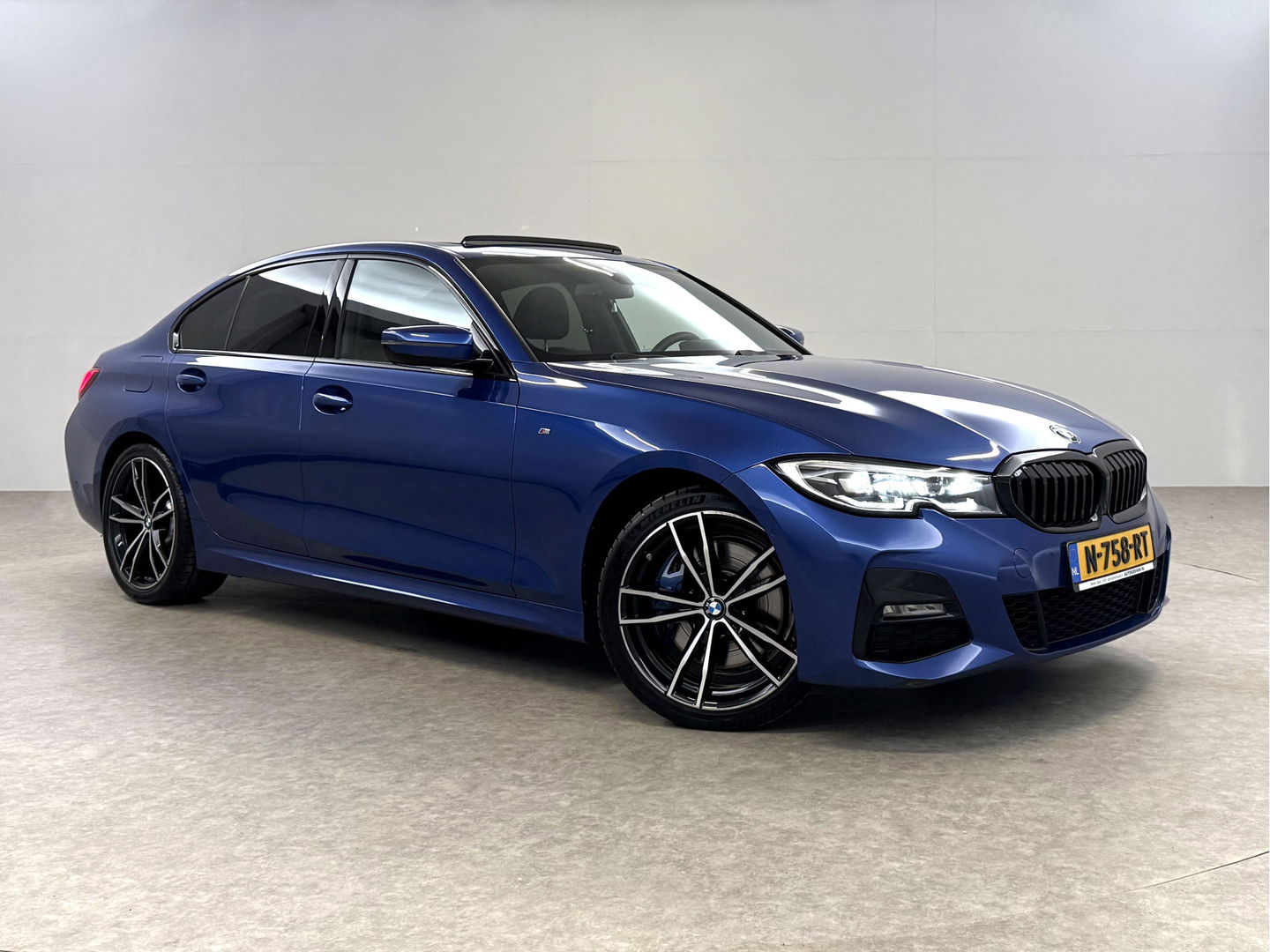 BMW 3 Serie 318i High Executive M-Sport | Pano | Virtual | Sfeer | Camera | HuD | Carplay | Stoelverw.