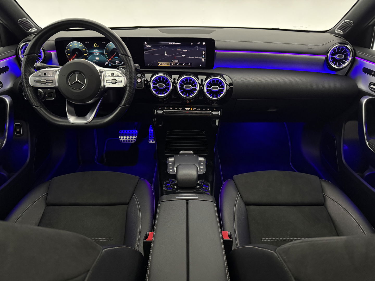 Mercedes-Benz A-Klasse 250 e AMG | Pano | 360° | Virtual | HuD | Memory | Sfeer | Burmester | Carplay | Stoelverw. | Keyless | Adap. Cruise