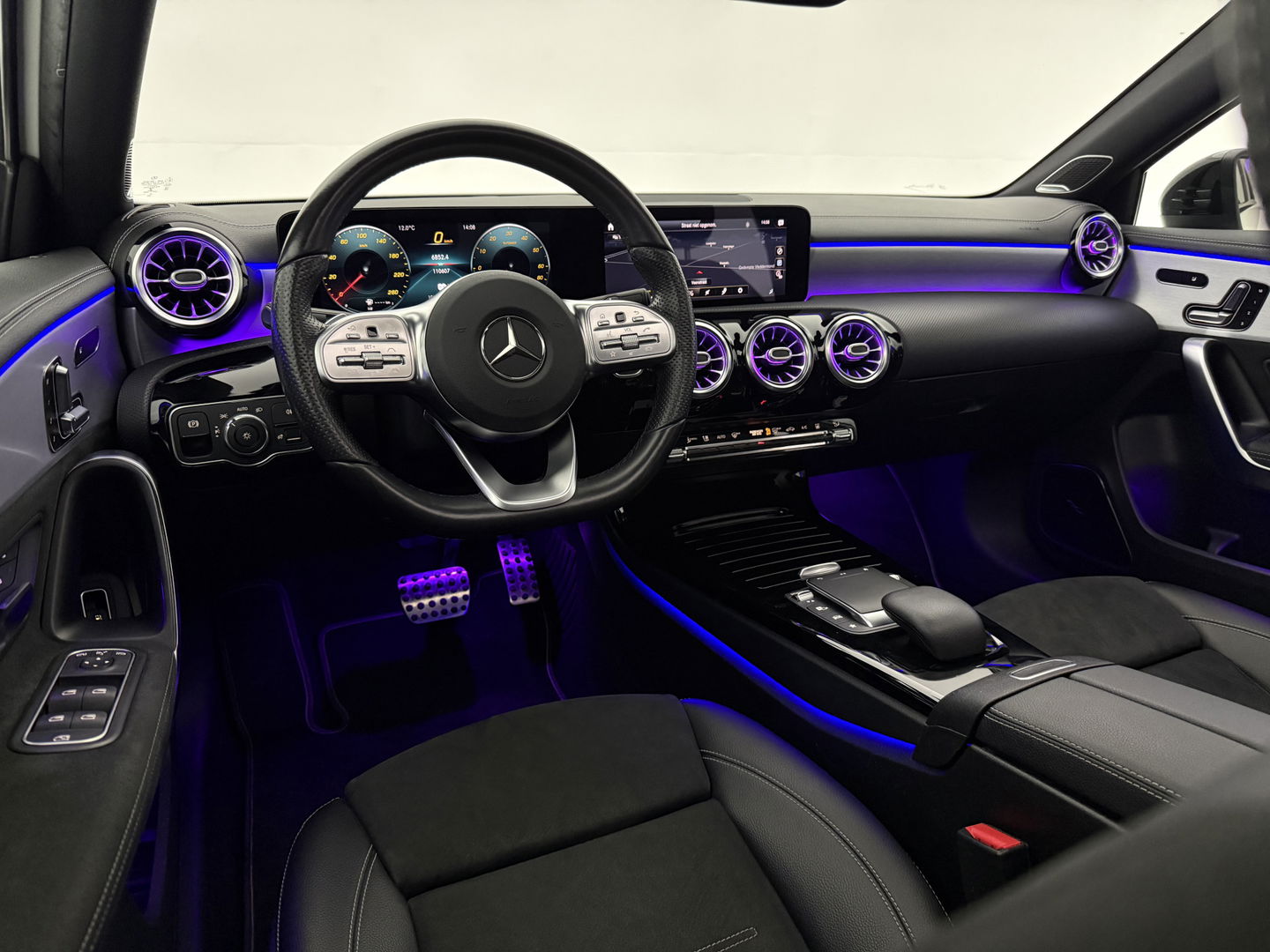 Mercedes-Benz A-Klasse 250 e AMG | Pano | 360° | Virtual | HuD | Memory | Sfeer | Burmester | Carplay | Stoelverw. | Keyless | Adap. Cruise