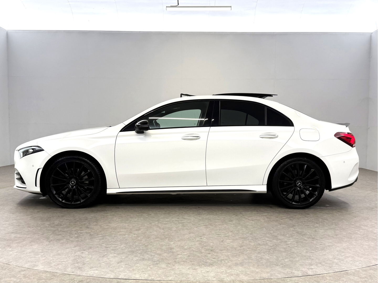 Mercedes-Benz A-Klasse 250 e AMG | Pano | 360° | Virtual | HuD | Memory | Sfeer | Burmester | Carplay | Stoelverw. | Keyless | Adap. Cruise