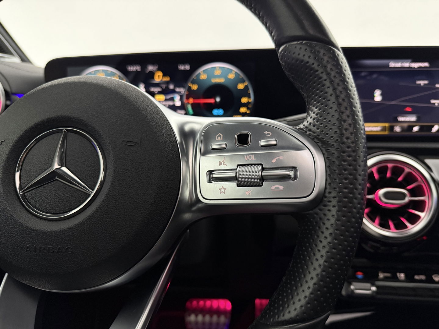 Mercedes-Benz A-Klasse 250 e AMG | Pano | 360° | Virtual | HuD | Memory | Sfeer | Burmester | Carplay | Stoelverw. | Keyless | Adap. Cruise