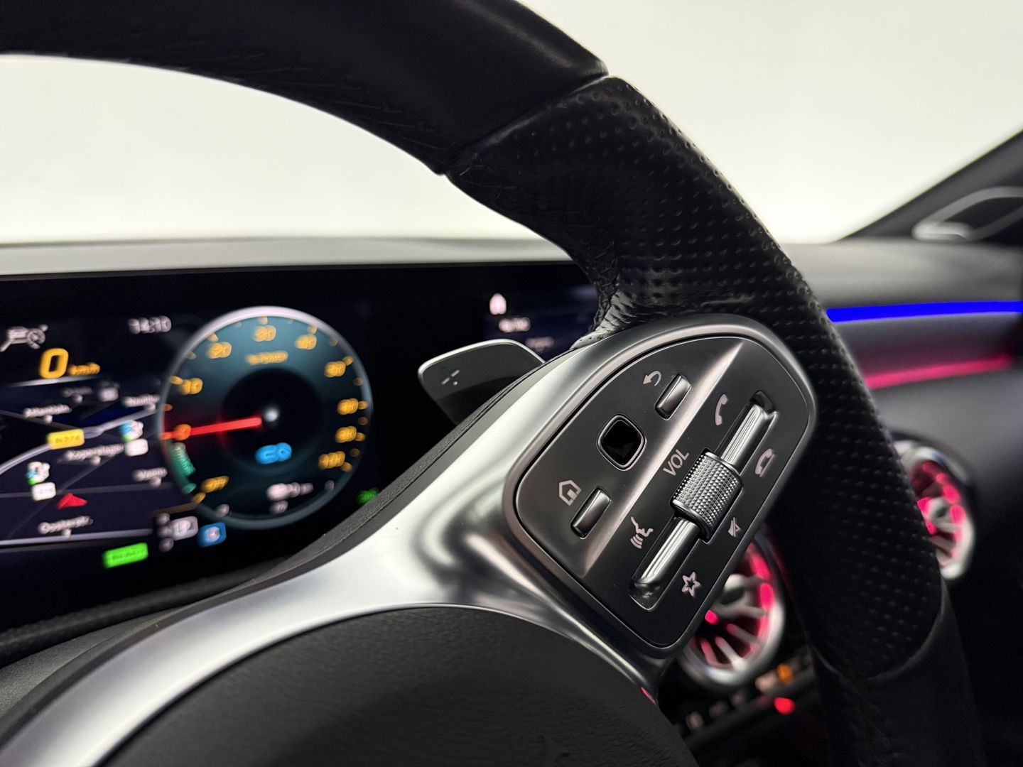 Mercedes-Benz A-Klasse 250 e AMG | Pano | 360° | Virtual | HuD | Memory | Sfeer | Burmester | Carplay | Stoelverw. | Keyless | Adap. Cruise