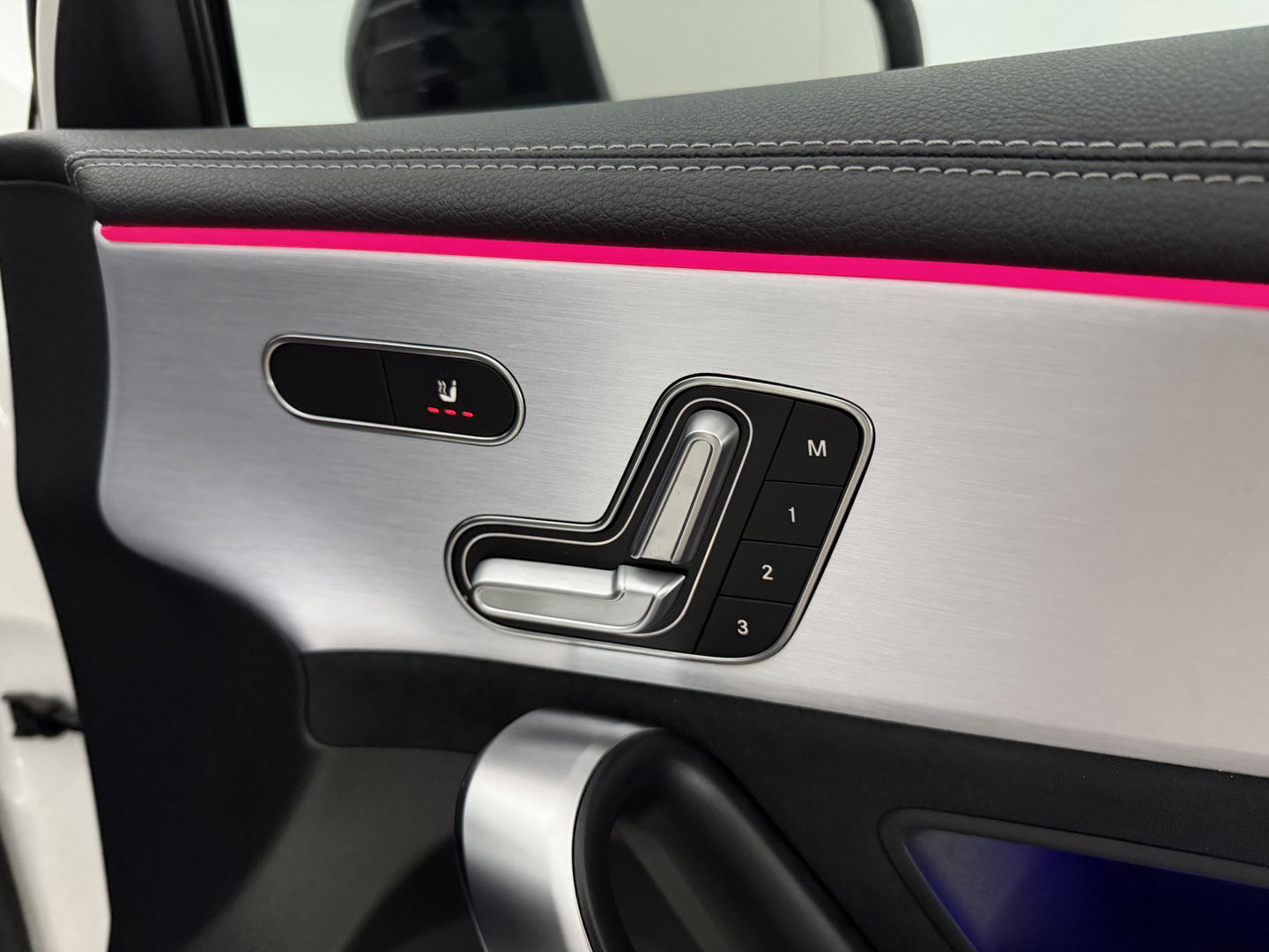 Mercedes-Benz A-Klasse 250 e AMG | Pano | 360° | Virtual | HuD | Memory | Sfeer | Burmester | Carplay | Stoelverw. | Keyless | Adap. Cruise