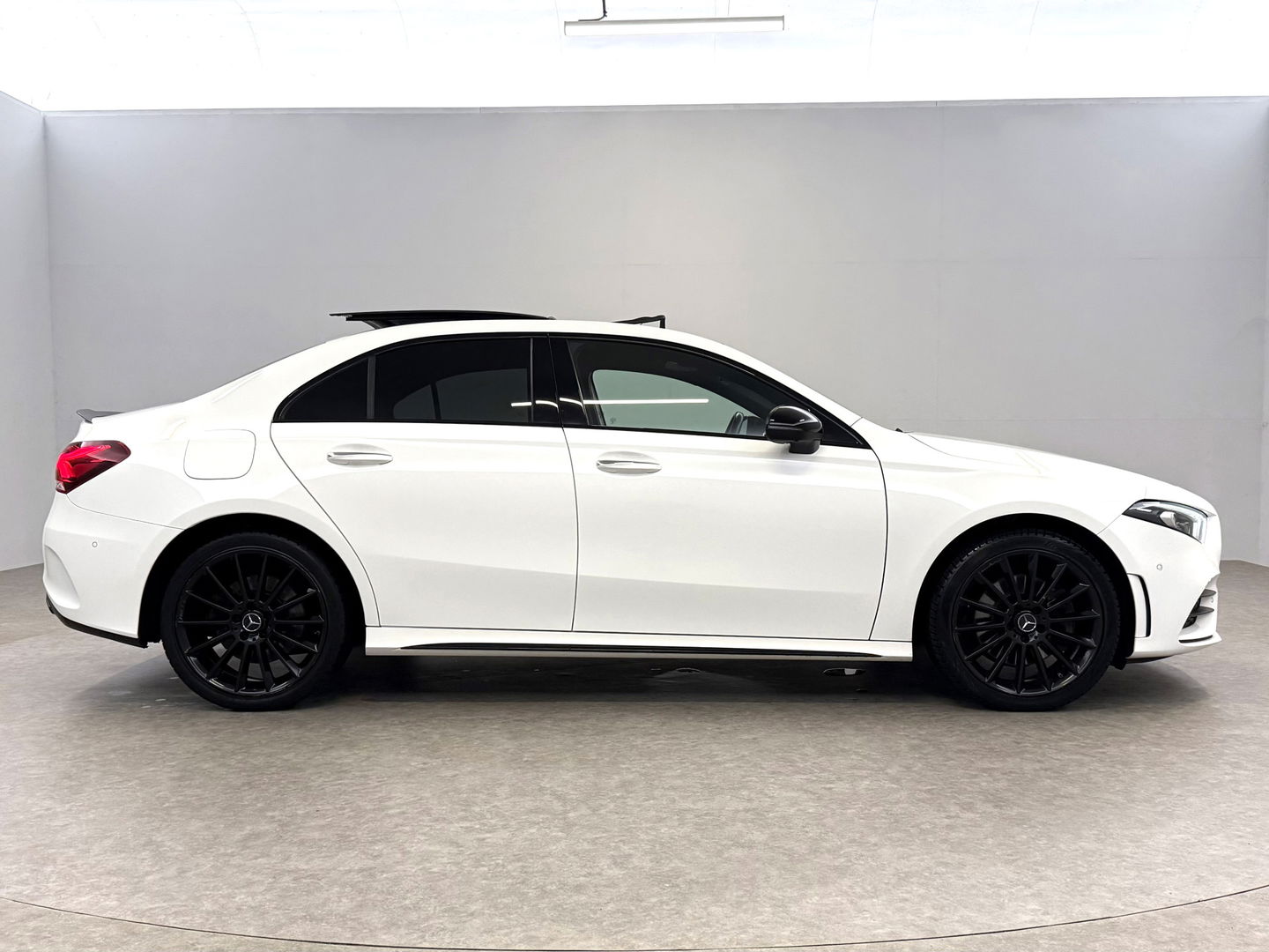 Mercedes-Benz A-Klasse 250 e AMG | Pano | 360° | Virtual | HuD | Memory | Sfeer | Burmester | Carplay | Stoelverw. | Keyless | Adap. Cruise