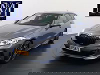 BMW 1 Serie - 118i M Sport | HARMAN & KARDON | MEGA COMPLEET | ELECTR. ACHTERKLEP | CAMERA | ADAPTIVE CRUISE CONTROL | STOEL- & STUURVERWARMING | HEAD-UP | 19 INCH | INDIVIDUAL KLEUR STORM BAY METALLIC BOMVOL OPTIES