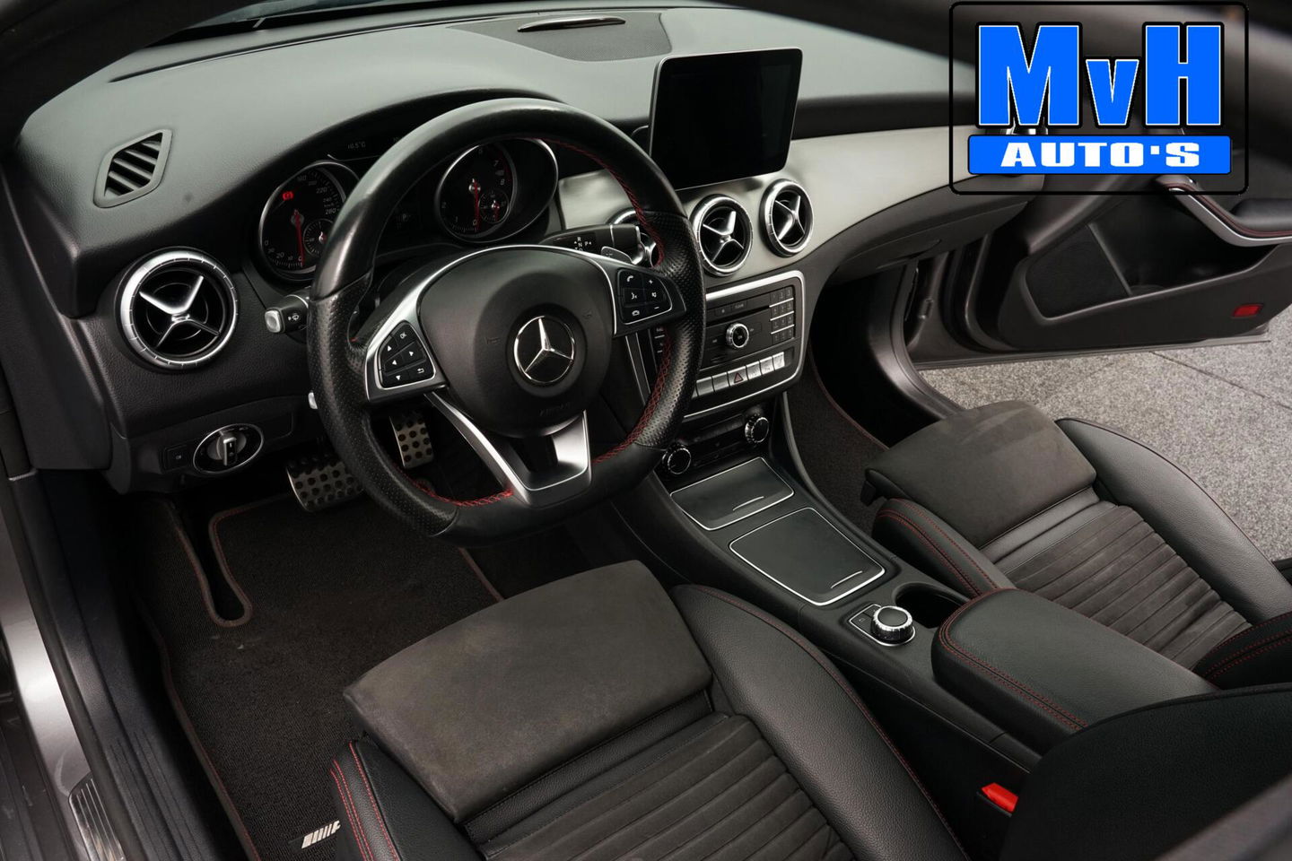 Mercedes-Benz CLA Shooting Brake 180 AMG|TREKH|CARPLAY|LED