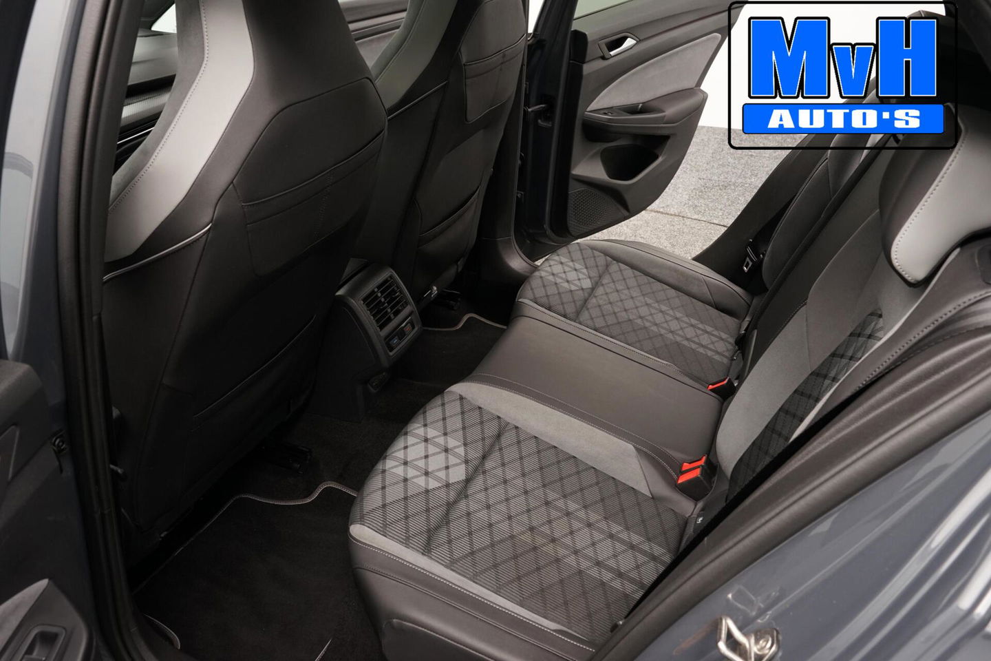 Volkswagen Golf 1.5 eTSI R-Line|PANO|IQ-LIGHT|SPORTSTOEL|LUXE!