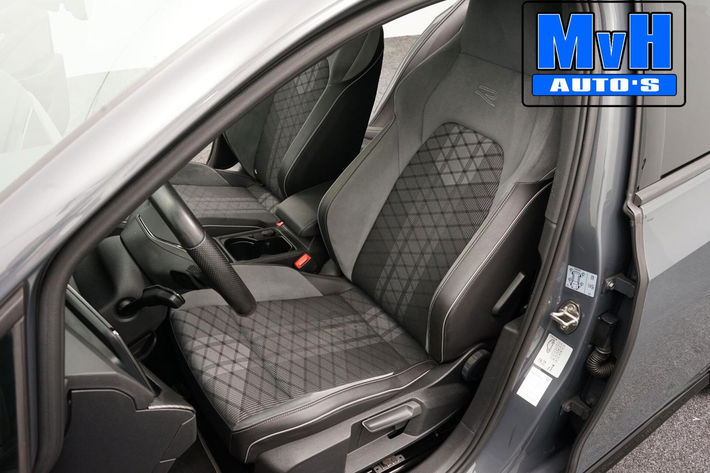 Volkswagen Golf 1.5 eTSI R-Line|PANO|IQ-LIGHT|SPORTSTOEL|LUXE!