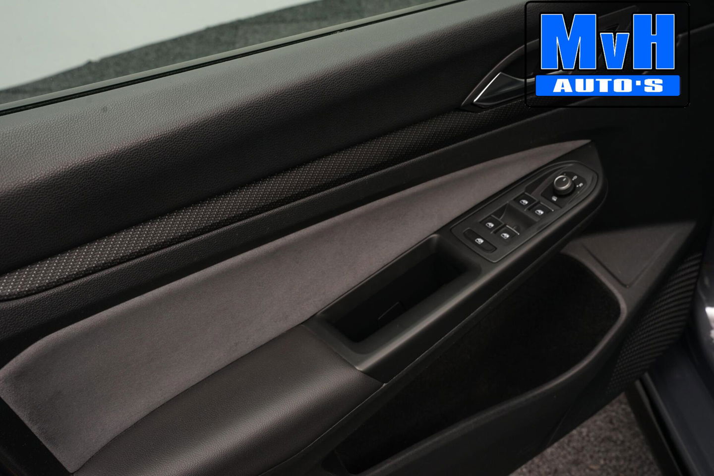 Volkswagen Golf 1.5 eTSI R-Line|PANO|IQ-LIGHT|SPORTSTOEL|LUXE!