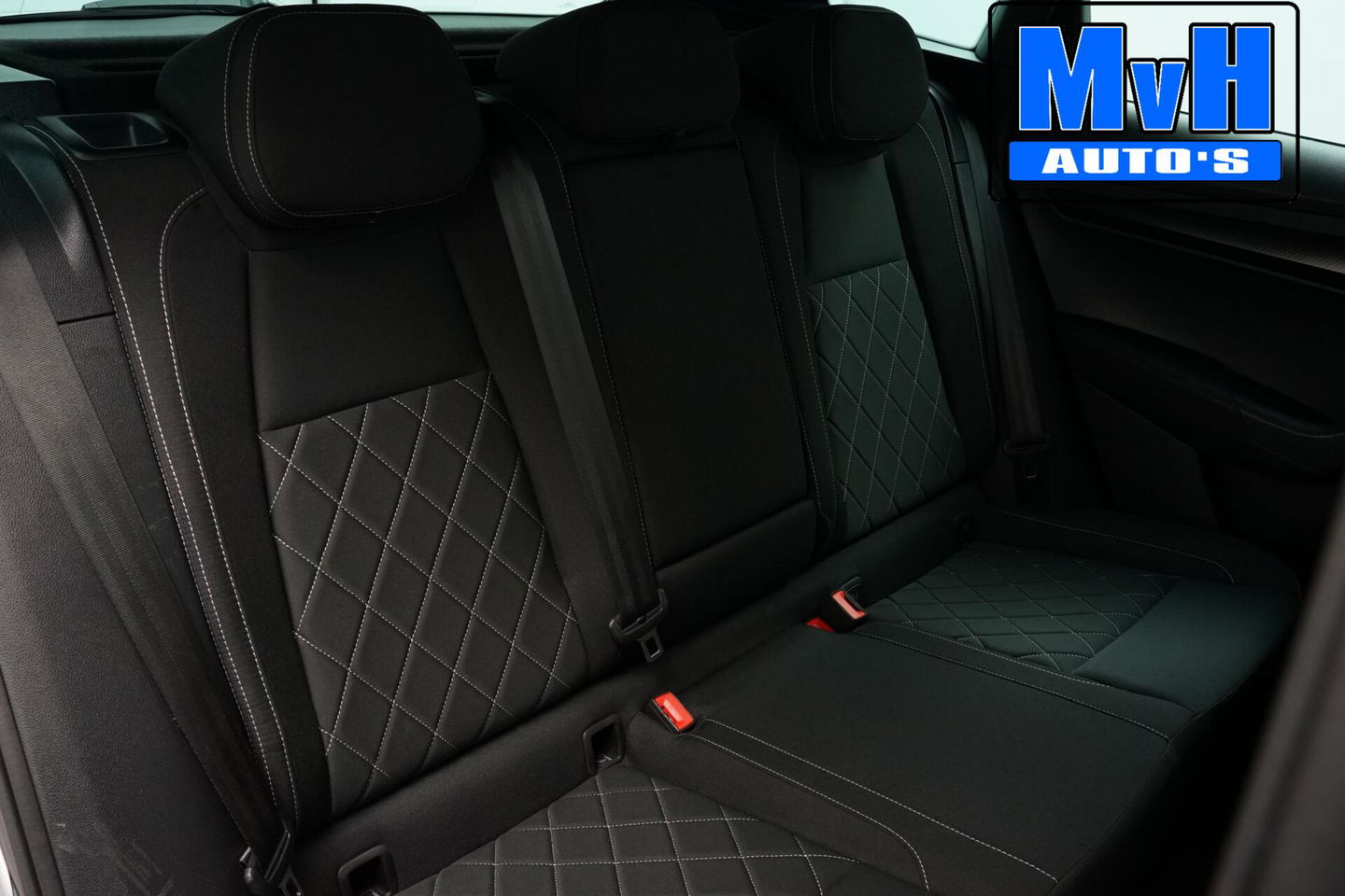 Škoda Karoq 1.5 TSI ACT Sportline Business|LUXE|CAMERA|TREKH|LED