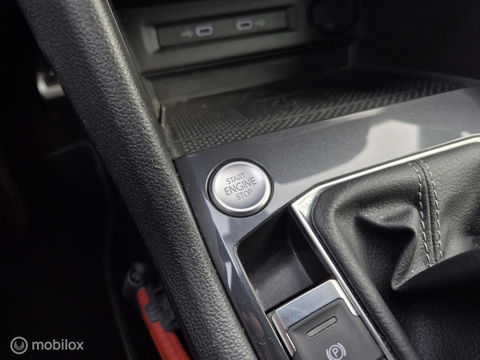 Volkswagen Tiguan 1.5 TSI R-Line, Trekhaak, Dealer onderhoud