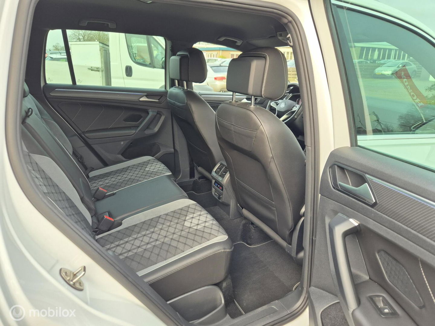 Volkswagen Tiguan 1.5 TSI R-Line, Trekhaak, Dealer onderhoud
