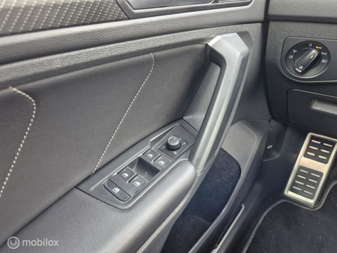 Volkswagen Tiguan 1.5 TSI R-Line, Trekhaak, Dealer onderhoud