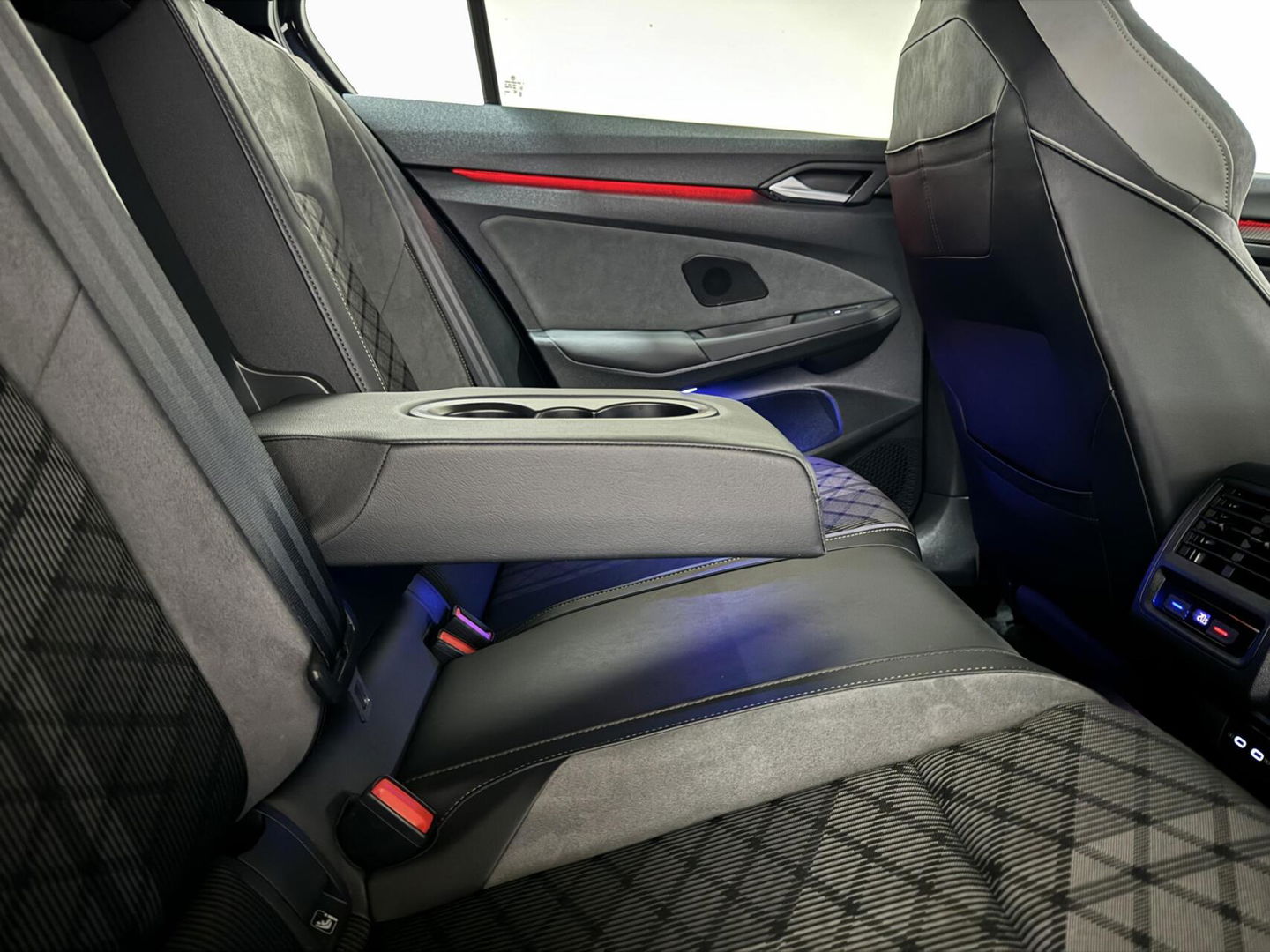 Volkswagen Golf 1.5 eTSI R-Line Pano Harman/Kardon Carplay Sfeer