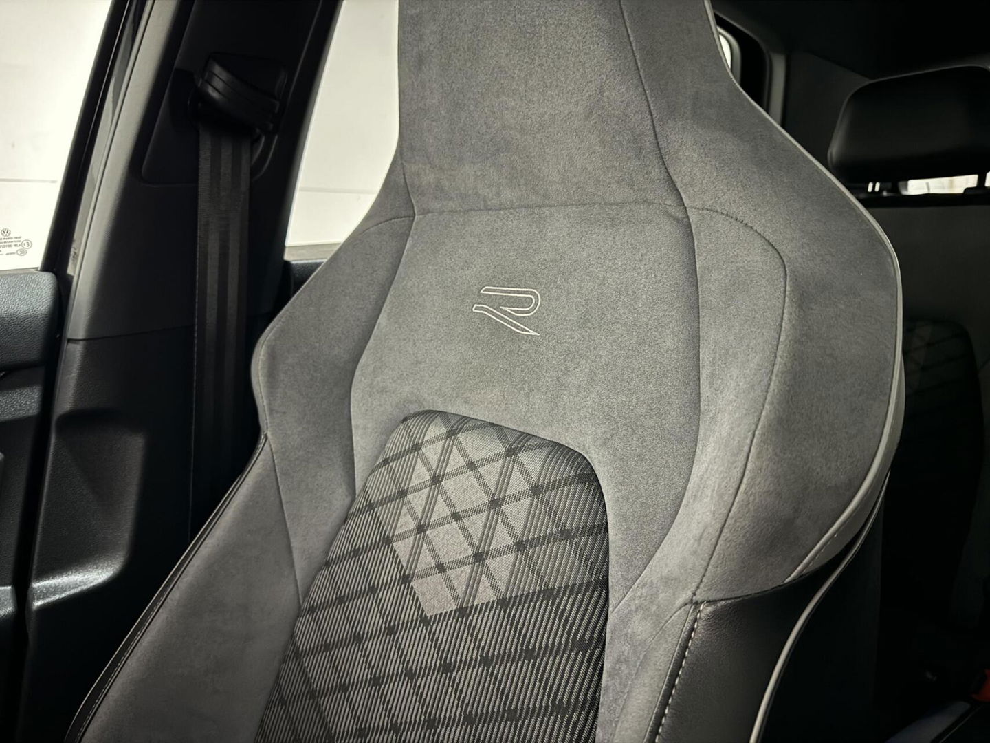 Volkswagen Golf 1.5 eTSI R-Line Pano Harman/Kardon Carplay Sfeer