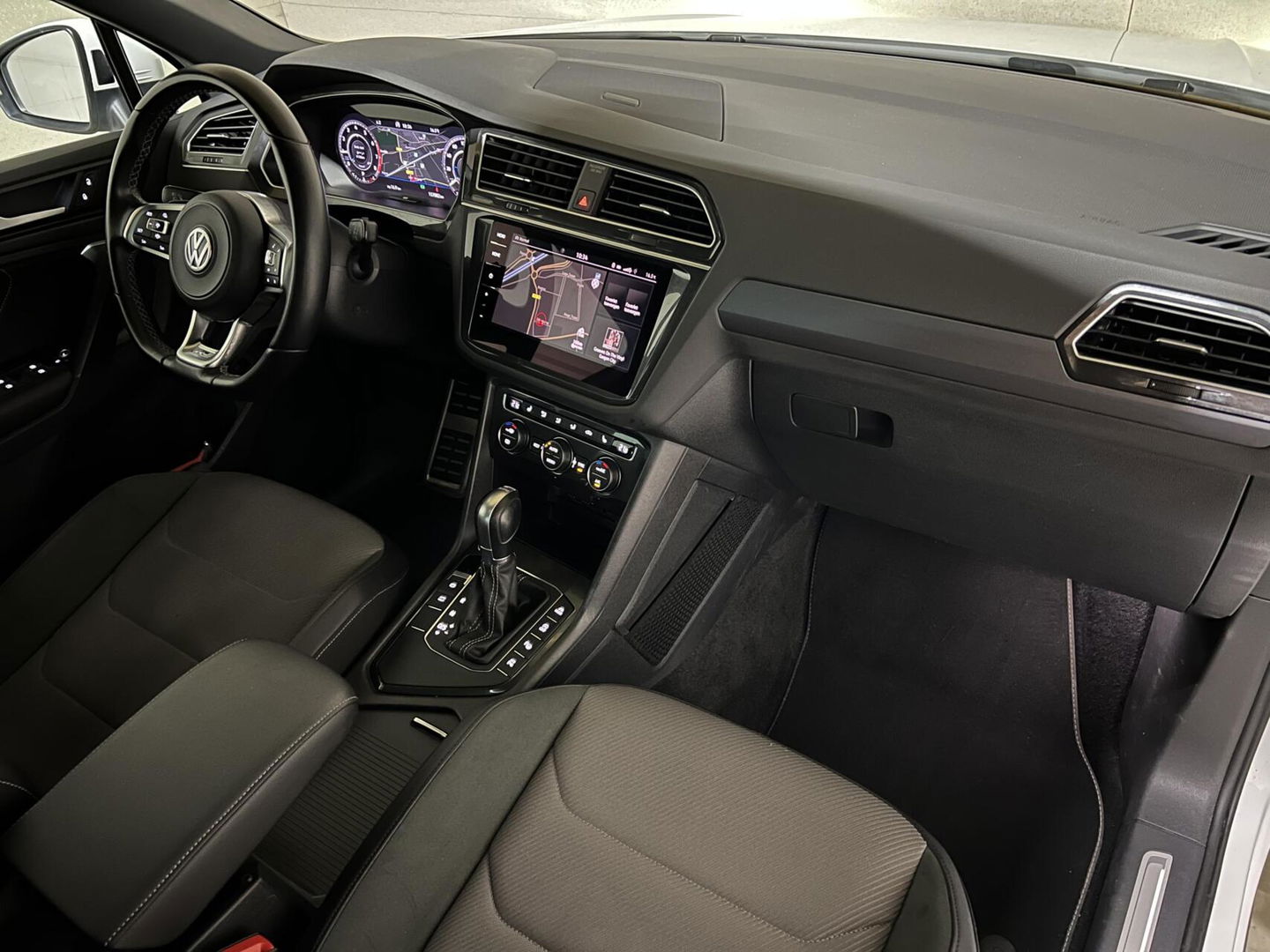 Volkswagen Tiguan 1.5 TSI R-Line Black Edition Pano Virtual Dynaudio 360° NAP