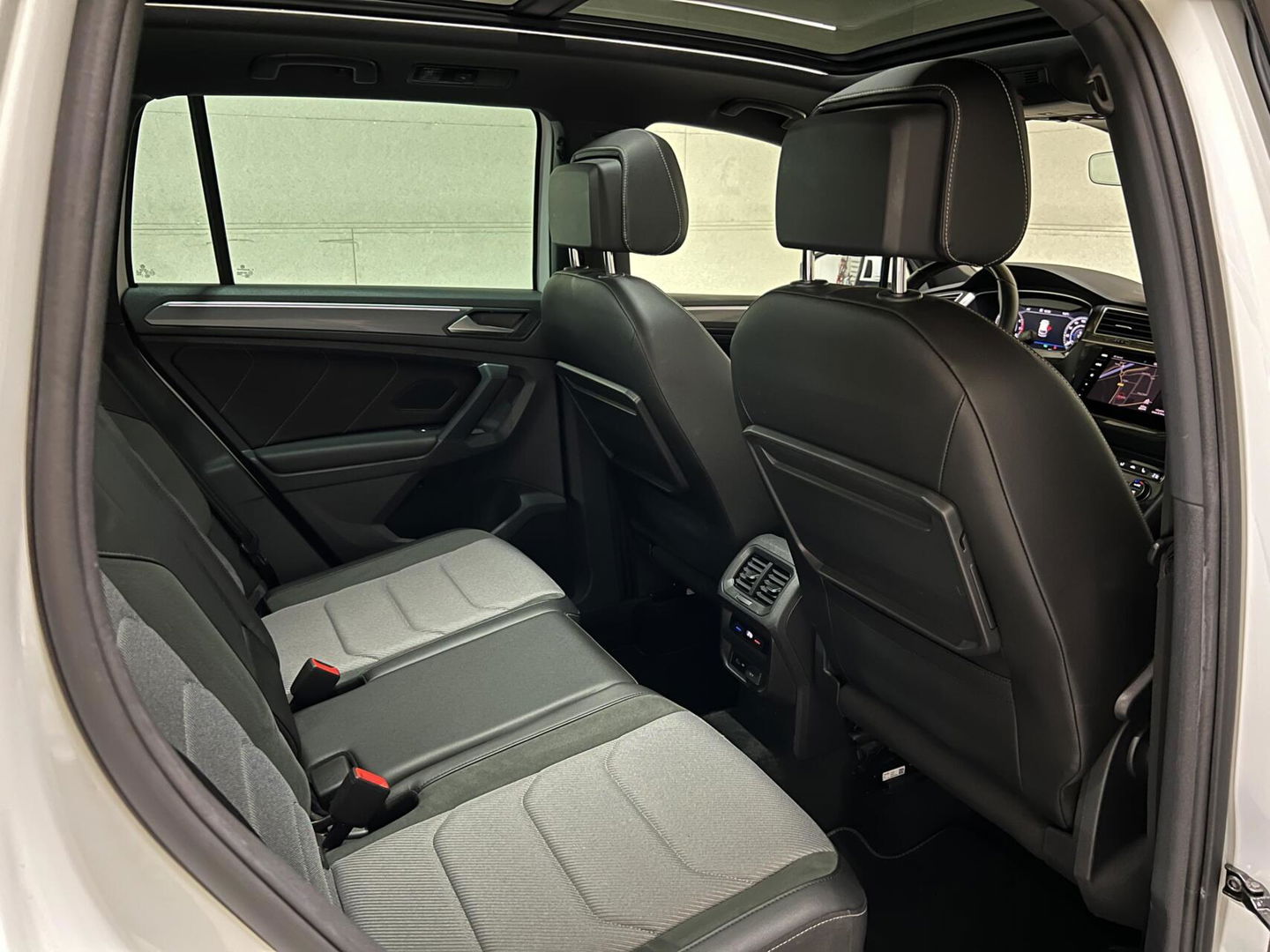 Volkswagen Tiguan 1.5 TSI R-Line Black Edition Pano Virtual Dynaudio 360° NAP