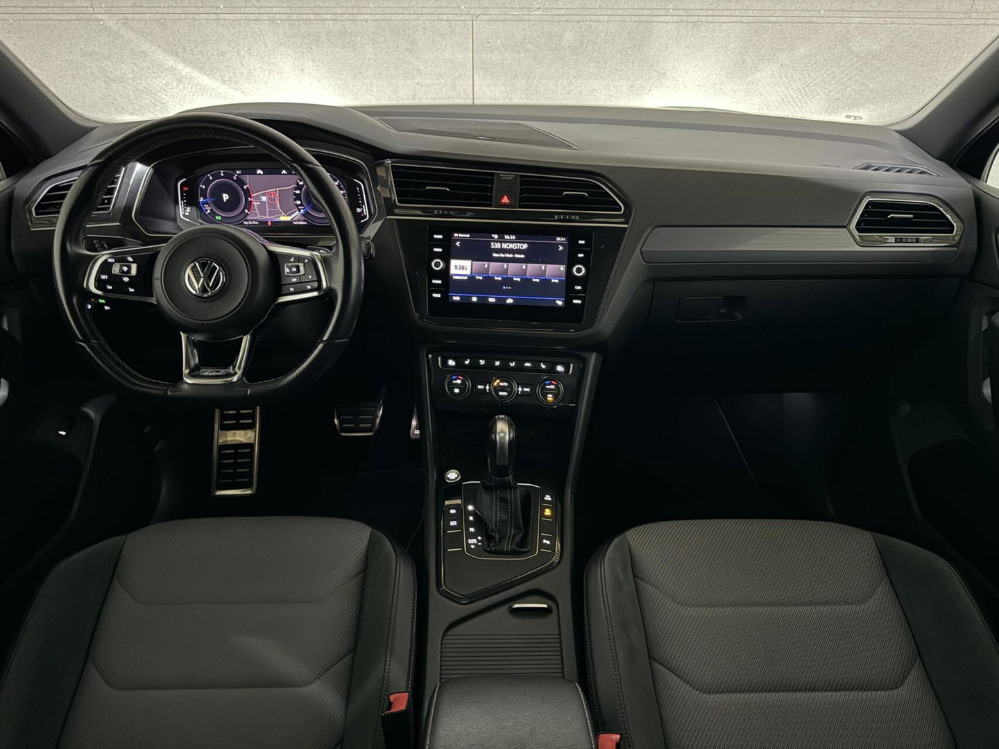 Volkswagen Tiguan 1.5 TSI R-Line Black Edition Pano Virtual Dynaudio 360° NAP