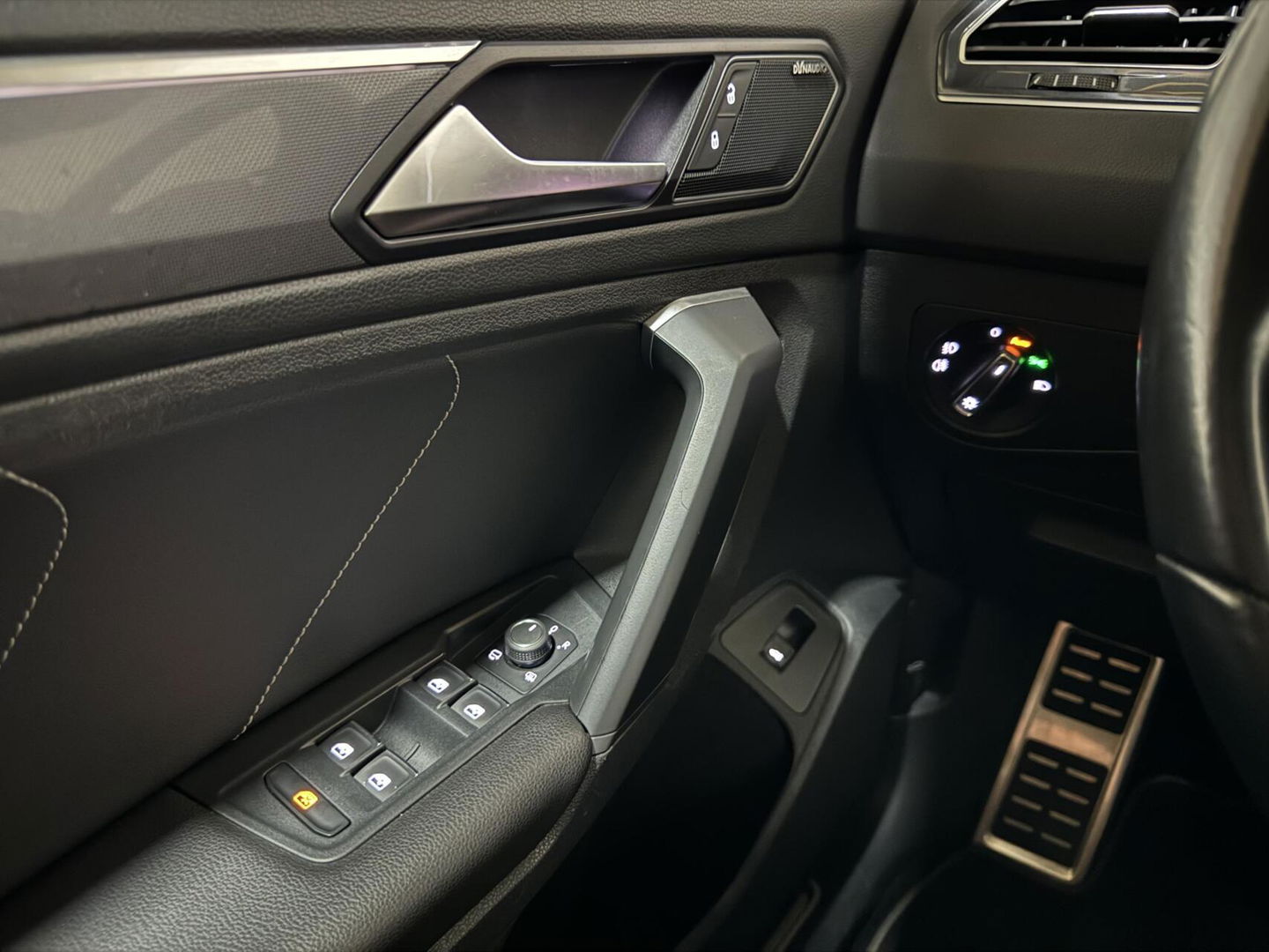 Volkswagen Tiguan 1.5 TSI R-Line Black Edition Pano Virtual Dynaudio 360° NAP