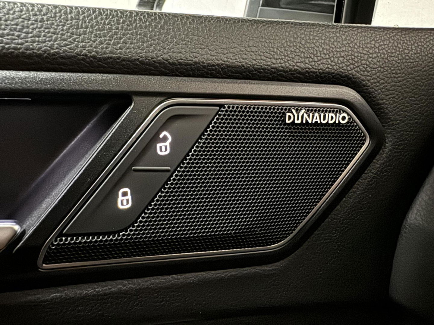 Volkswagen Tiguan 1.5 TSI R-Line Black Edition Pano Virtual Dynaudio 360° NAP