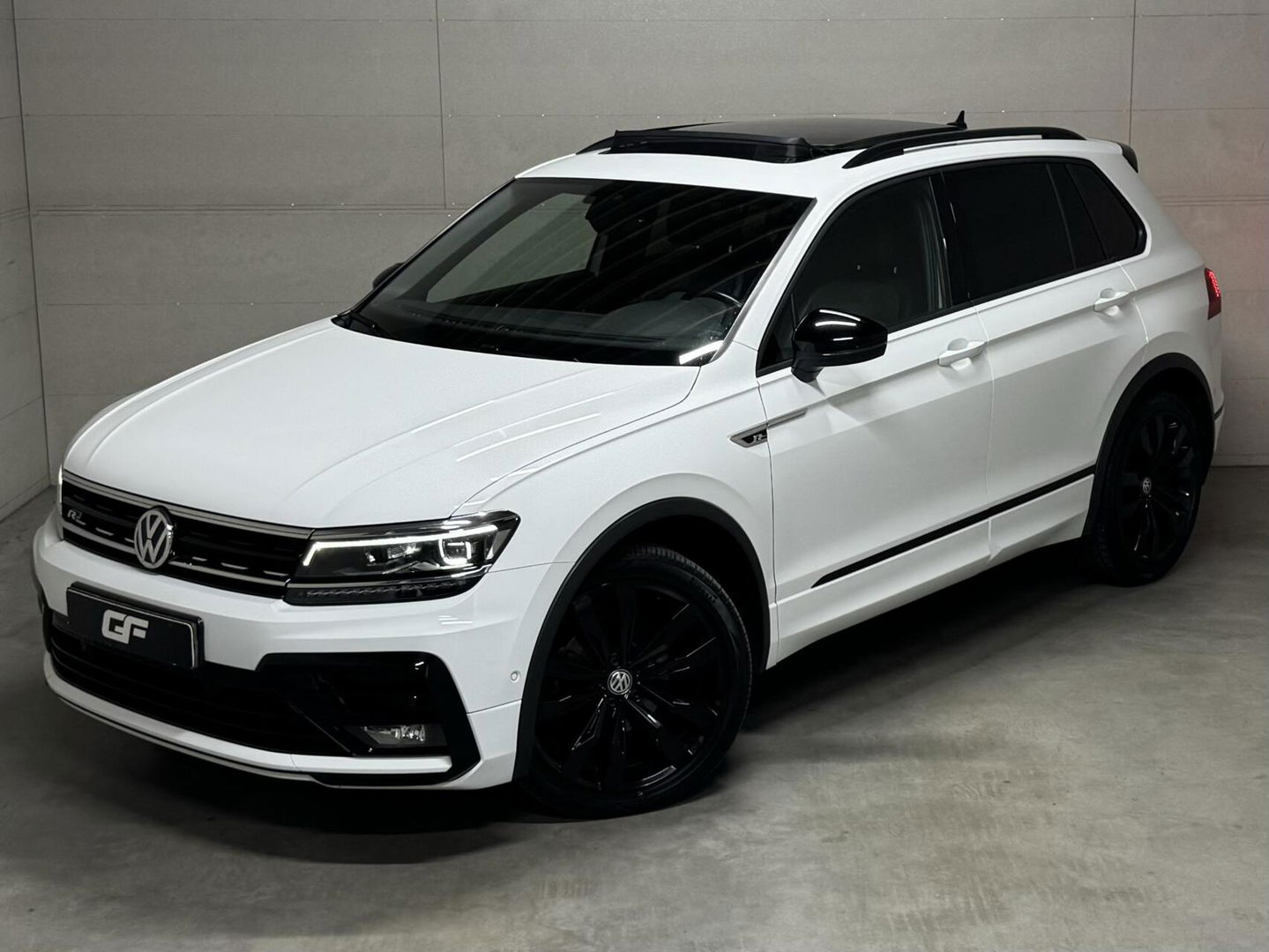 Volkswagen Tiguan 1.5 TSI R-Line Black Edition Pano Virtual Dynaudio 360° NAP