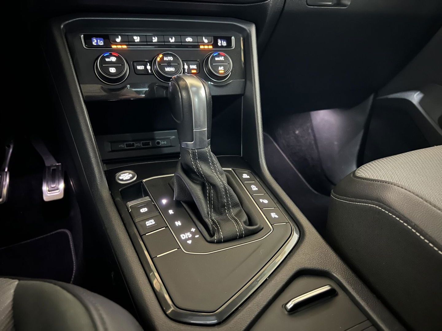 Volkswagen Tiguan 1.5 TSI R-Line Black Edition Pano Virtual Dynaudio 360° NAP