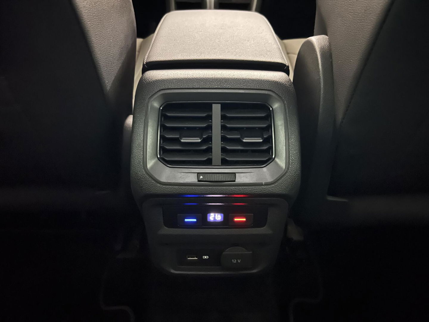 Volkswagen Tiguan 1.5 TSI R-Line Black Edition Pano Virtual Dynaudio 360° NAP