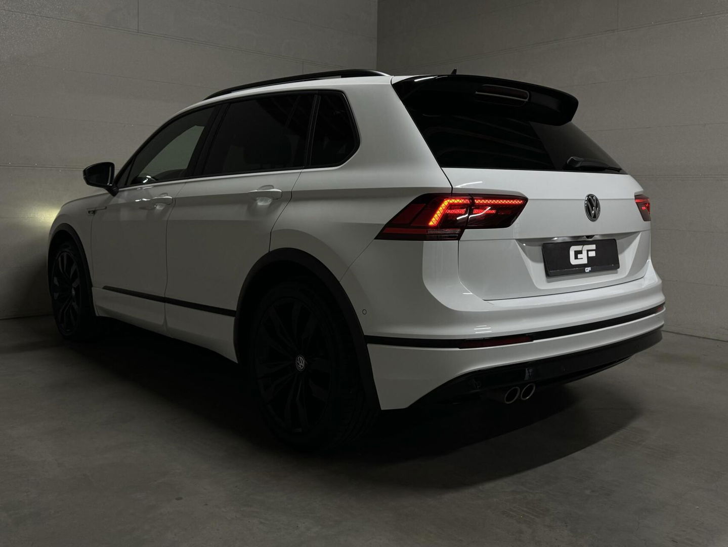 Volkswagen Tiguan 1.5 TSI R-Line Black Edition Pano Virtual Dynaudio 360° NAP