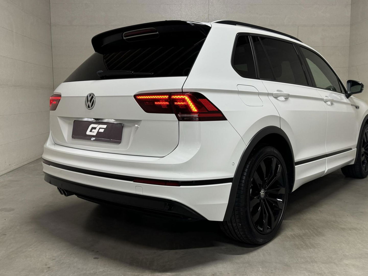 Volkswagen Tiguan 1.5 TSI R-Line Black Edition Pano Virtual Dynaudio 360° NAP